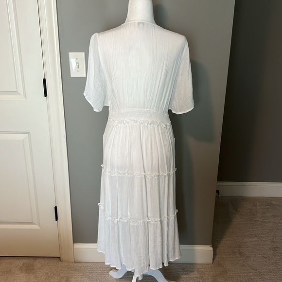 WHITE LINEN DRESS LAYERED & LINED; BEAUTIFUL & LIGHT SIZE LARGE BUT FITS MEDIUM - Picture 3 of 4